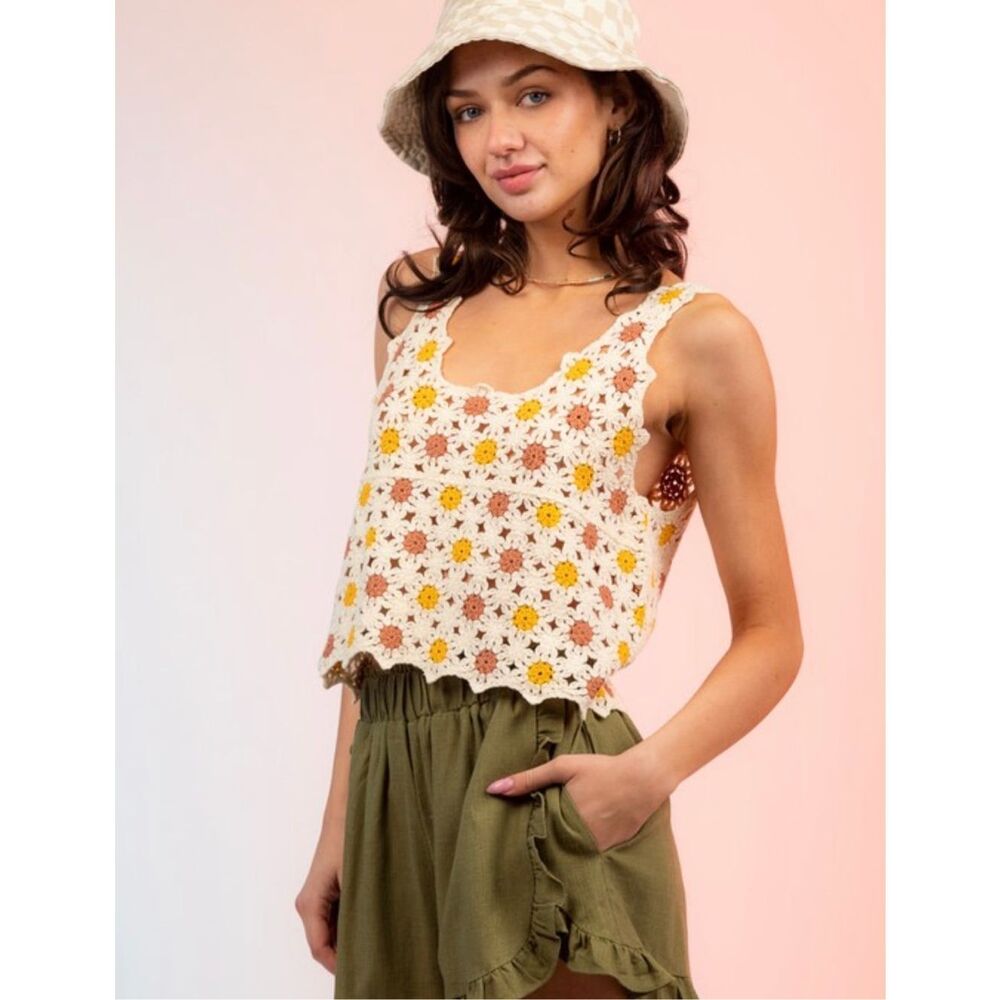 NEW IN Women’s White Yellow Rust Sleeveless Crochet Daisy Crop Tank Top Size M /
